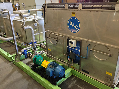 Mobile plant with open circuit cooling tower, automatic bleed panel and flow circulation pump